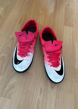 Футбольные сороконожки nike.