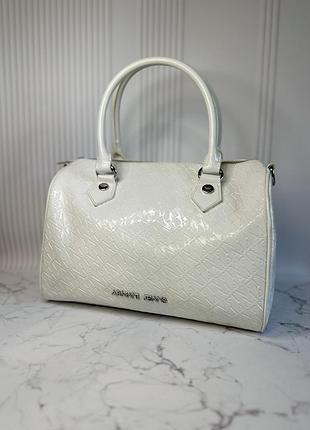 Біла лакова сумка бренда armani jeans