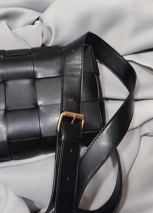Стильна жіноча сумка кросбоді в стилі bottega veneta cassete / чорна плетена сумочка