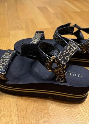 Босоніжки guess 8.5 сандалі шльопанці на платформі black/gold