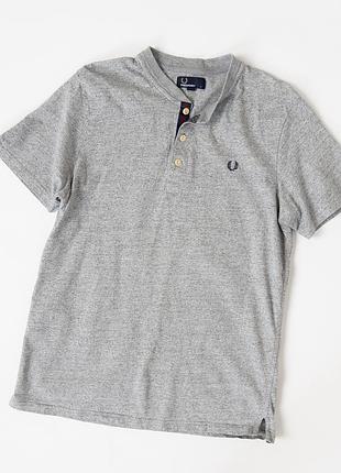 Чоловіча футболка fred perry сірого, меланжевого кольору у стилі henley. виготовлена з м’якої бавовни, має короткі рукави, комір-стійку з