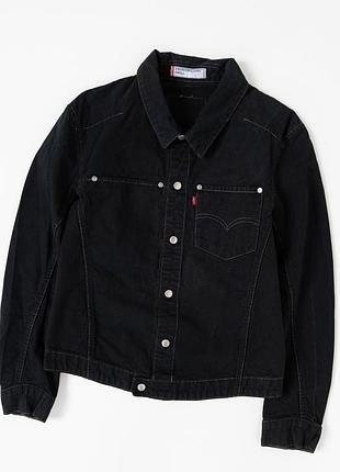 Жіноча, джинсова куртка levis engineered чорного кольору у вінтажному стилі. виготовлена з нальної бавовни, має класичний комір, застібку на металеві