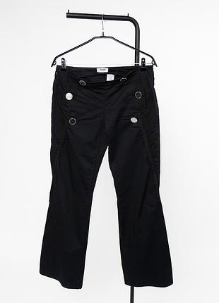 Жіночі штани moschino jeans чорного кольору з легким розширенням донизу. виготовлені з бавовни з додаванням еластану, що забезпечує комфортну