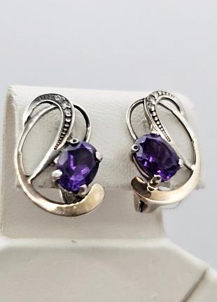 Сережки серебряные с фианитами, аметистом и золотыми пластинами 4,7 г