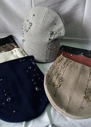Женская шапочка украшенная крупными камням