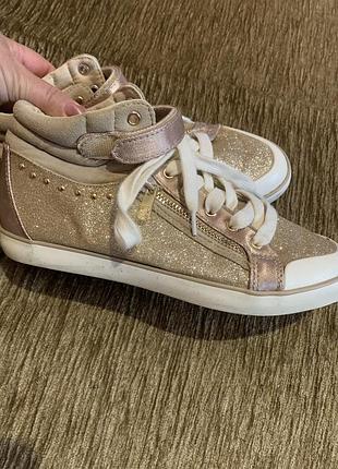 Високі золотисті кеди guess