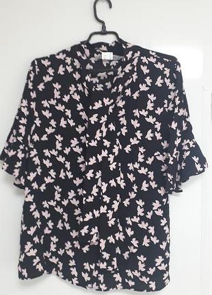 Аshley brooke
42/xl/50
жіноча стильна блуза з рукавами 3/4 з воланами та комір на зав,язку.
чорного кольору з розовими пташками. 

ідеальний стан