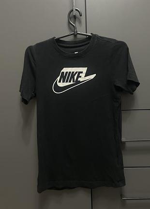 Футболка чорна nike