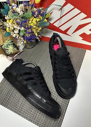 Оригінальні кросівки adidas