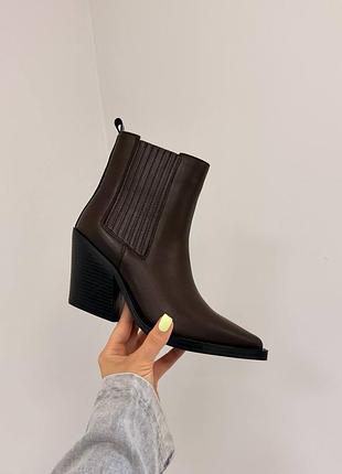 Шоколадні черевики козаки натуральна шкіра демісезон з гострим носом на підборах