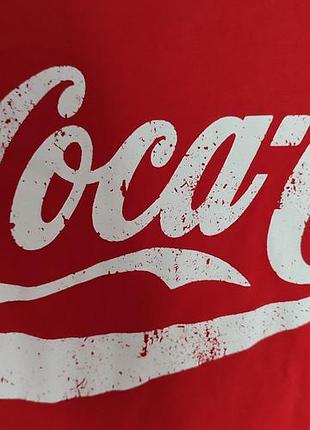 Яскрава червона футболка coca-cola з оригінальним "зістареним" принтом. не синтетика, вільного крою. розмір м.