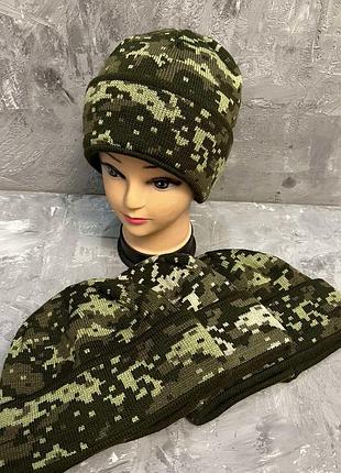 Вязаная мужская шапка зима осень с отворотом камуфляж пиксель зелёный