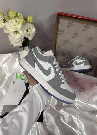 Стильні жіночі кросівки air jordan 1 low "white wolf grey"