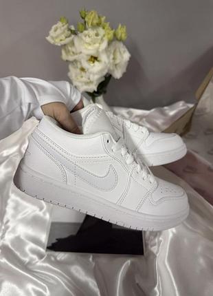 Стильні жіночі кросівки air jordan 1 low full white