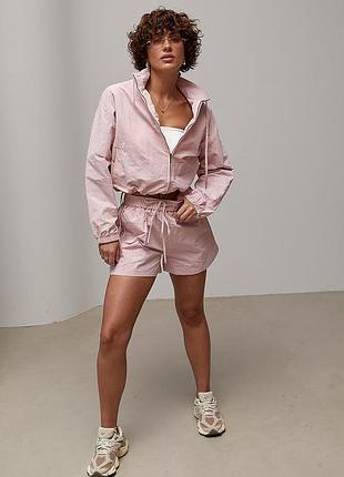 Спортивный костюм с плащевкой, свободный крой, короткая кофта на молнии и шорты, пудровый, s