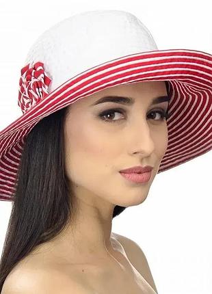 Женская летняя шляпа в полоску с моделируемыми полями красная с белым