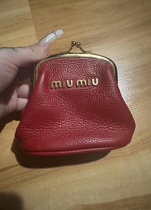 Стильний компактний гаманець miu miu у яскравому червоному кольорі