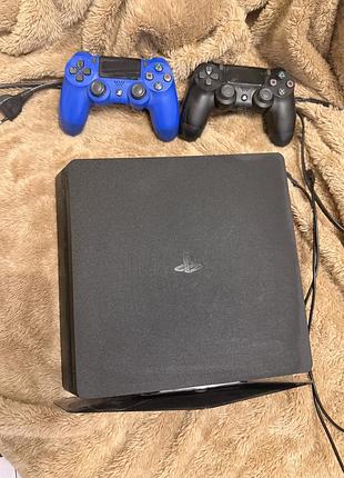 Приставка ps4 в гарному стані,продається з двома джойстиками та підставкою під саму приставку!