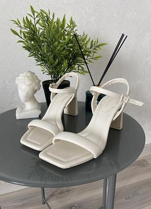 Підбори stradivarius, 36 розмір. недоліки можна побачити на фото. дуже гарно сидять на нозі.