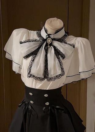 Белая блуза с коротким рукавом, с бантом и брошью