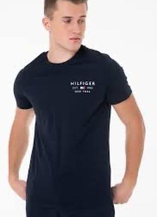 Футболка tommy hilfiger черного цвета с логотипом «hilfiger est. 1985 new york»