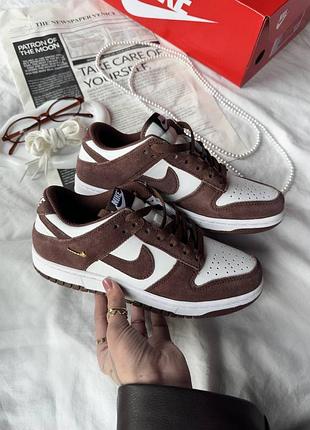 Стильні жіночі кросівки nike sb dunk low sail red sepia-metallic gold