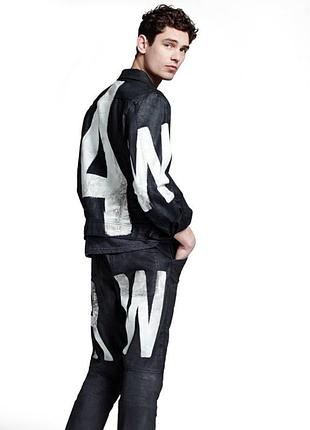 Стильная черная джинсовая куртка g-star raw с принтом (размер s)