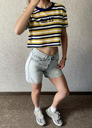 Guess вкорочена футболка в смужку з вишитим логотипом
