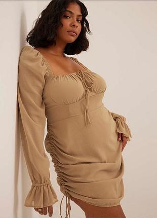 Стильное бежевое короткое шифоновое батальное платье от na-kd xxl-xxl.