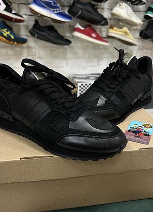 Чоловічі кросівки valentino garavani rockrunner шкіряні оригінал чорні класичні повсякденні італійські преміальні бу 41-41.5 р унісекс всесезонні