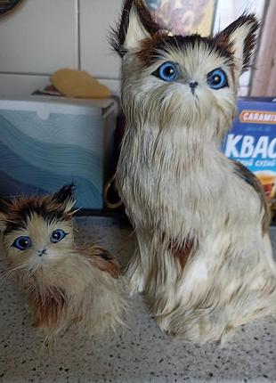 Статуэтка,котики из нат меха кролика.