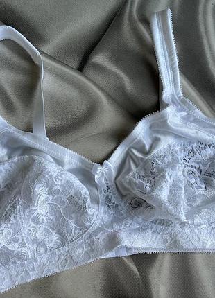 Классичний м'який бюстгальтер без кісточок (wireless bra) бренду naturana, модель 5115 у білому кольорі.