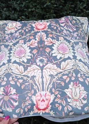 Подушка от известного бренда william morris 45*45 в новом состоянии