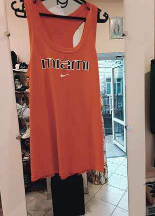 Жіноча майка бренду nike