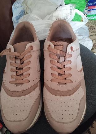 Кроссовки женские