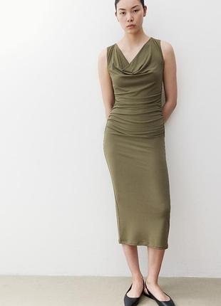 Элегантное платье h&amp;m olive draped midi dress с драпированным вырезом и сборками по бокам.