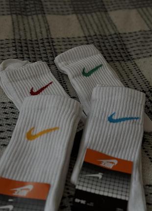 Шкарпетки nike, жіночі шкврпетки, розмір 36-40, дуже гарна якість, білі шкарпетки з кольоровими галочками( червоний, жовтий, голубий, зелений)