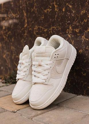 Nike sb dunk 
• ivory beige •