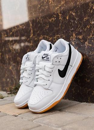 Nike sb dunk 
• white / black •