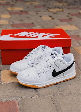 Nike sb dunk 
• white / black •