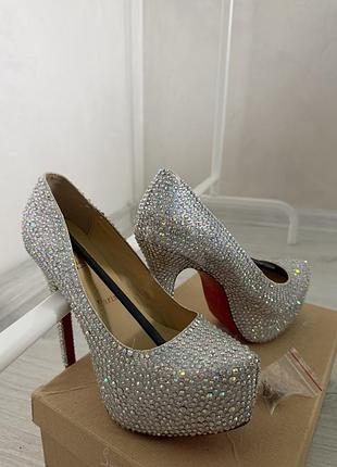 Жіночі туфлі christian louboutin