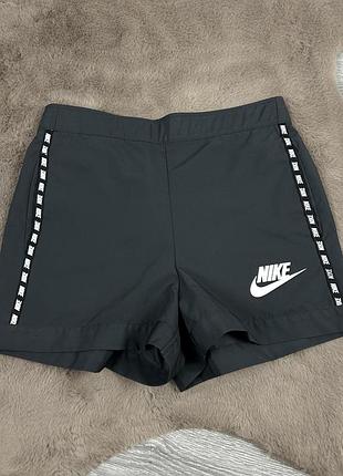 Жіночі оригінальні шорти nike