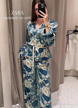 Zara легендарний сатиновий костюм в квітковий принт