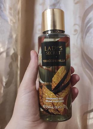 Спрей для разглаживания волос bewitch me и парфюма lady's secret с ароматом tobacco vanilla