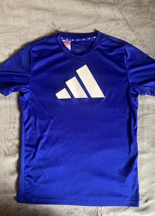 Спортивна футболка adidas яскраво-синього кольору