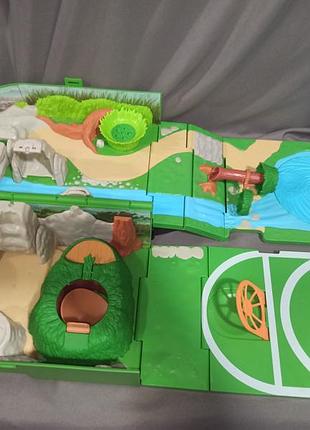 Ігровий набір рюкзак покемон pokémon carry case playset від бренду wicked cool toys, який розкладається у тематичну ігрову арену.