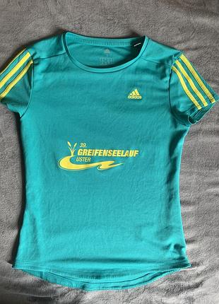 Бірюзова футболка adidas з жовтим логотипом
