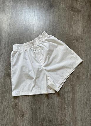 Білі шорти pretty little thing базові короткі жіночі сімейки боксери бойфренд легкі літні на резинці