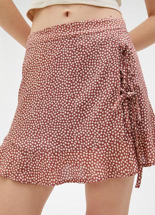 Спідниця-шорти pull&bear у квітковий принт рожева теракотова пудрова у дрібну квіточку жіноча легка літня коротка міні із зав’язками віскозна