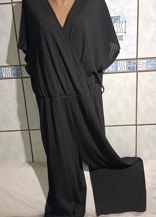 Черный комбинезон в полоску
